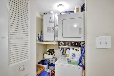 Condo in Hollywood, Florida, 1 bedroom  № 1760812 - photo 19