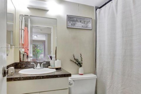 Condo in Hollywood, Florida, 1 bedroom  № 1760812 - photo 18