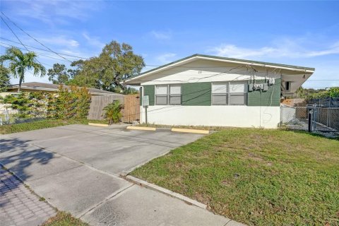 House in Dania Beach, Florida 2 bedrooms, 149.57 sq.m. № 1975009 - photo 3