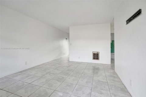 House in Dania Beach, Florida 2 bedrooms, 149.57 sq.m. № 1975009 - photo 5