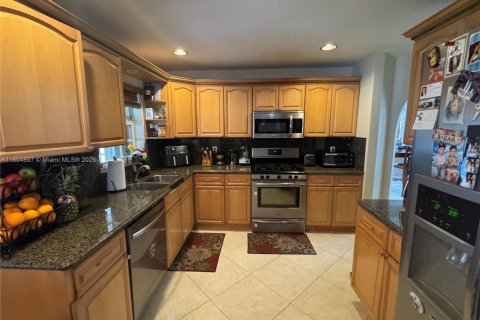 House in Sunrise, Florida 4 bedrooms, 240.25 sq.m. № 1962343 - photo 7