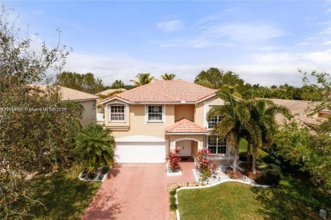 House in Sunrise, Florida 4 bedrooms, 240.25 sq.m. № 1962343 - photo 1