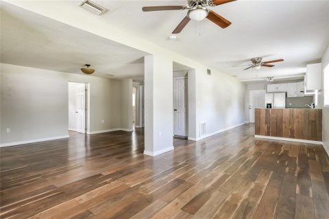 House in Mount Dora, Florida 3 bedrooms, 142.14 sq.m. № 1918320 - photo 5