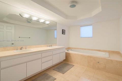 Condo in Sunny Isles Beach, Florida, 2 bedrooms  № 2075189 - photo 11