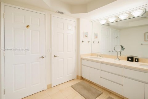 Condo in Sunny Isles Beach, Florida, 2 bedrooms  № 2075189 - photo 12