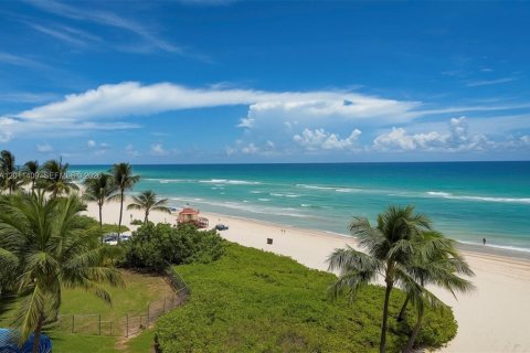 Condo in Sunny Isles Beach, Florida, 2 bedrooms  № 2075189 - photo 23