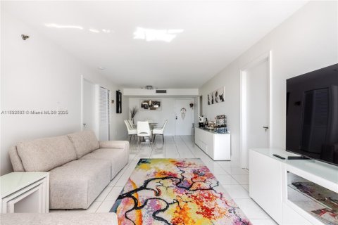 Condo in Sunny Isles Beach, Florida, 2 bedrooms  № 1945613 - photo 1