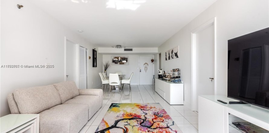 Condo in Sunny Isles Beach, Florida, 2 bedrooms  № 1945613