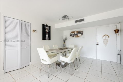 Condo in Sunny Isles Beach, Florida, 2 bedrooms  № 1945613 - photo 8