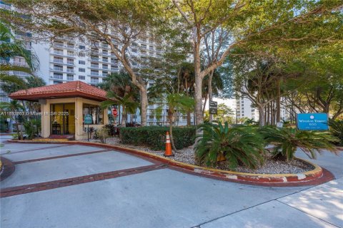 Condo in Sunny Isles Beach, Florida, 2 bedrooms  № 1945613 - photo 5