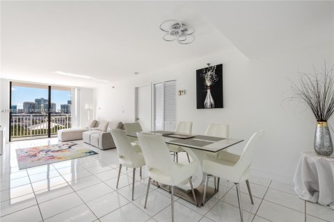 Condo in Sunny Isles Beach, Florida, 2 bedrooms  № 1945613 - photo 2