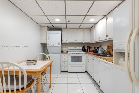 Condo in Sunny Isles Beach, Florida, 2 bedrooms  № 1945613 - photo 11