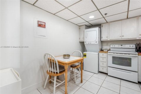 Condo in Sunny Isles Beach, Florida, 2 bedrooms  № 1945613 - photo 12