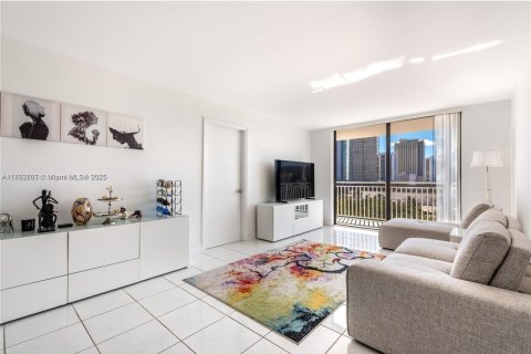 Condo in Sunny Isles Beach, Florida, 2 bedrooms  № 1945613 - photo 10