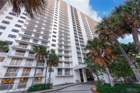 Condo in Sunny Isles Beach, Florida, 2 bedrooms  № 1945613 - photo 6
