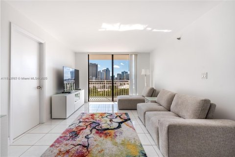 Condo in Sunny Isles Beach, Florida, 2 bedrooms  № 1945613 - photo 9
