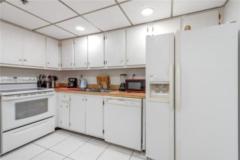 Condo in Sunny Isles Beach, Florida, 2 bedrooms  № 1945613 - photo 13