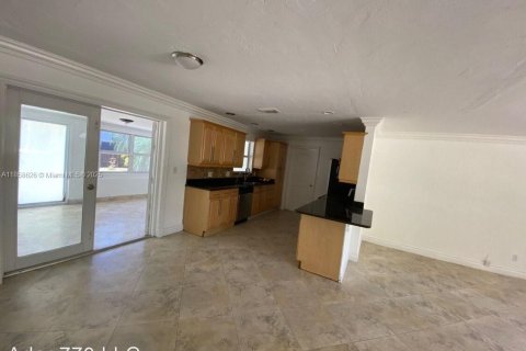 House in Hallandale Beach, Florida 2 bedrooms, 122.45 sq.m. № 1891221 - photo 3