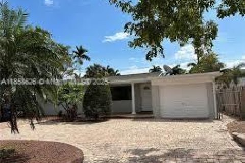 House in Hallandale Beach, Florida 2 bedrooms, 122.45 sq.m. № 1891221 - photo 1