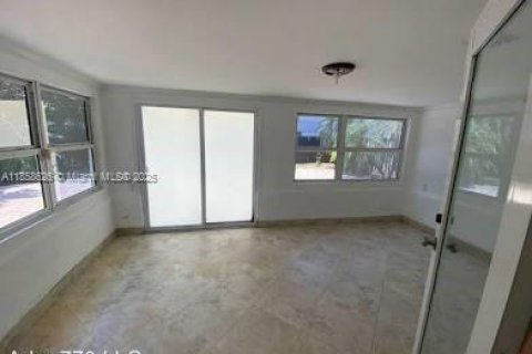 House in Hallandale Beach, Florida 2 bedrooms, 122.45 sq.m. № 1891221 - photo 2