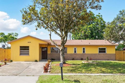 House in Orlando, Florida 3 bedrooms, 171.78 sq.m. № 1851131 - photo 1