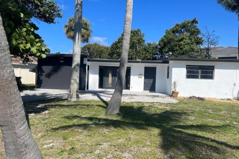 Casa en alquiler en Boca Raton, Florida, 3 dormitorios, 130.62 m2 № 1160803 - foto 1
