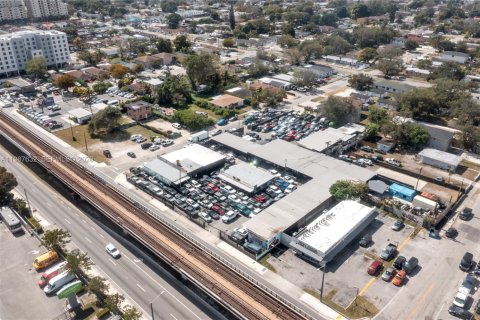 Immobilier commercial à vendre à Miami, Floride № 2048978 - photo 2