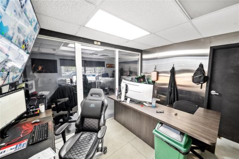 Immobilier commercial à vendre à Miami, Floride № 2048978 - photo 12