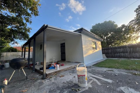 Casa en venta en Hialeah, Florida, 3 dormitorios, 84.91 m2 № 1607706 - foto 2