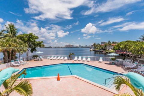 Condominio en venta en North Miami Beach, Florida, 2 dormitorios, 106.37 m2 № 2090546 - foto 4