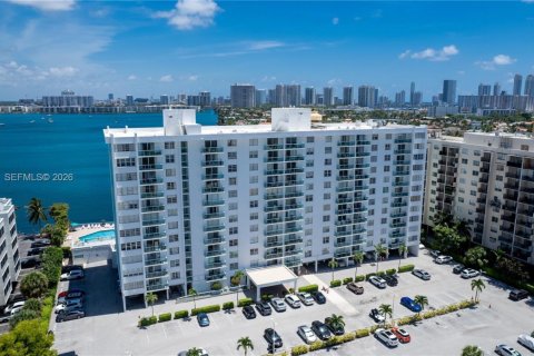 Condominio en venta en North Miami Beach, Florida, 2 dormitorios, 106.37 m2 № 2090546 - foto 19