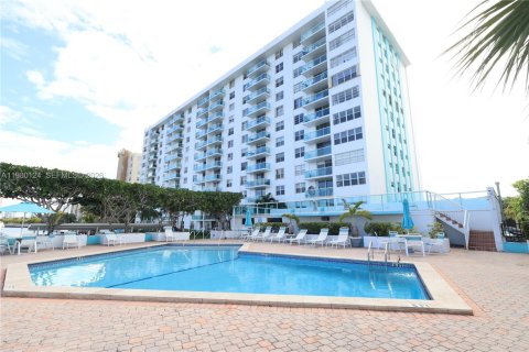 Condominio en venta en North Miami Beach, Florida, 2 dormitorios, 106.37 m2 № 2090546 - foto 3