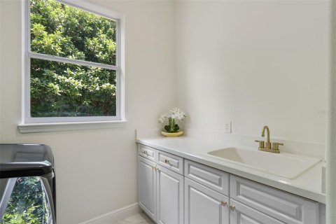House in Davenport, Florida 5 bedrooms, 384.24 sq.m. № 2118405 - photo 30