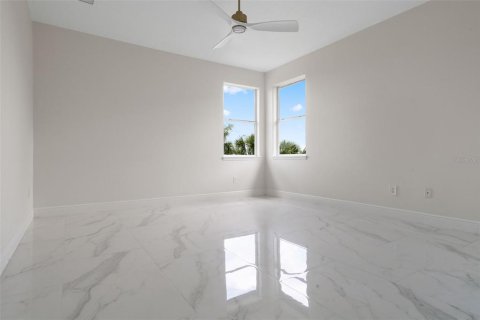 House in Davenport, Florida 5 bedrooms, 384.24 sq.m. № 2118405 - photo 26