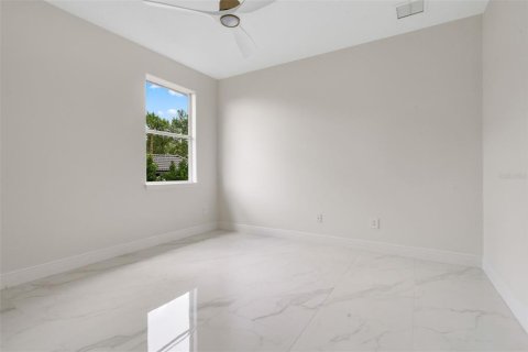 House in Davenport, Florida 5 bedrooms, 384.24 sq.m. № 2118405 - photo 24