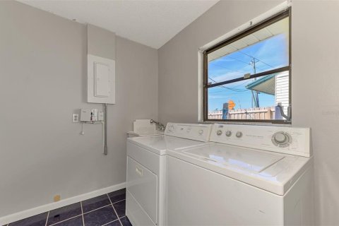 House in Englewood, Florida 3 bedrooms, 119.01 sq.m. № 2396355 - photo 14