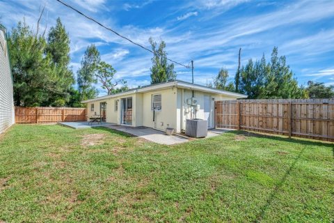 House in Englewood, Florida 3 bedrooms, 119.01 sq.m. № 2396355 - photo 2