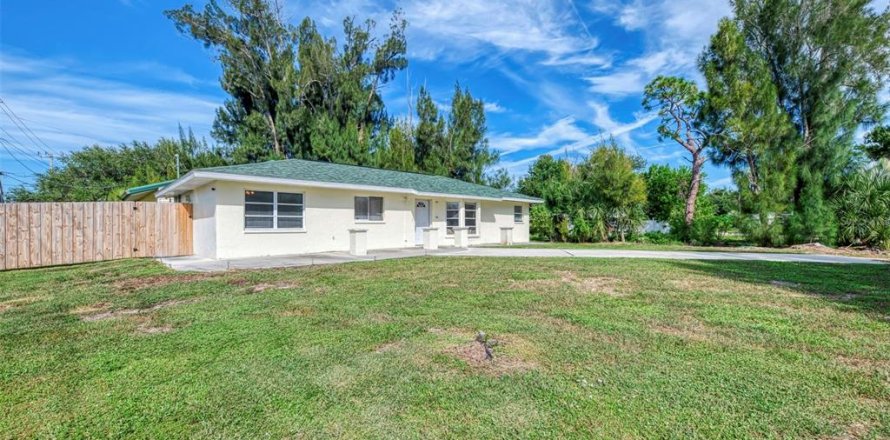 House in Englewood, Florida 3 bedrooms, 119.01 sq.m. № 2396355