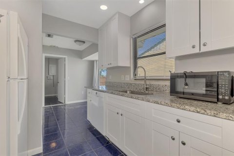 House in Englewood, Florida 3 bedrooms, 119.01 sq.m. № 2396355 - photo 12