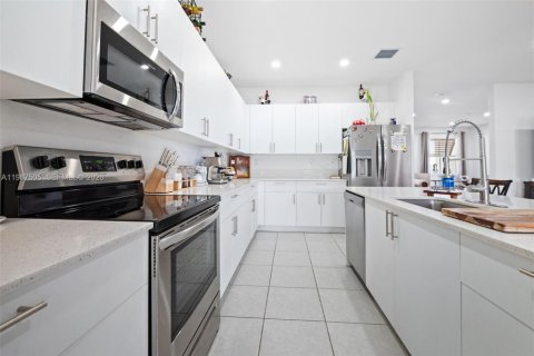 House in Homestead, Florida 4 bedrooms, 224.08 sq.m. № 2049765 - photo 10