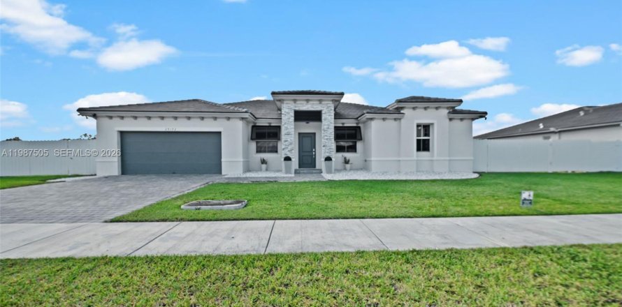 House in Homestead, Florida 4 bedrooms, 224.08 sq.m. № 2049765