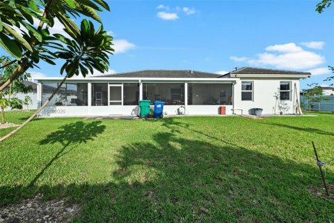 House in Homestead, Florida 4 bedrooms, 224.08 sq.m. № 2049765 - photo 23