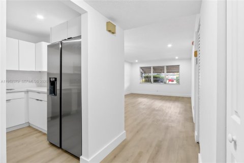 Copropriété à vendre à Hallandale Beach, Floride: 1 chambre, 71.53 m2 № 2024563 - photo 2