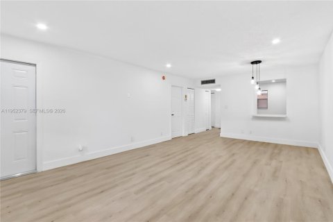 Copropriété à vendre à Hallandale Beach, Floride: 1 chambre, 71.53 m2 № 2024563 - photo 4