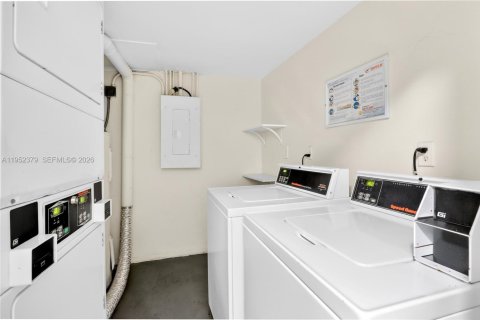 Copropriété à vendre à Hallandale Beach, Floride: 1 chambre, 71.53 m2 № 2024563 - photo 12