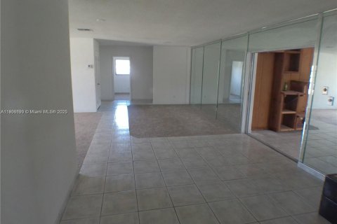 Снять в аренду виллу или дом в Холливуд, Флорида 3 спальни, 183.2м2, № 1963584 - фото 16