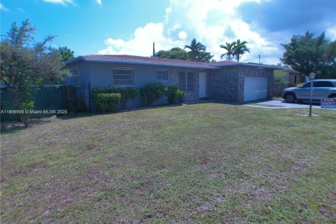 Снять в аренду виллу или дом в Холливуд, Флорида 3 спальни, 183.2м2, № 1963584 - фото 1