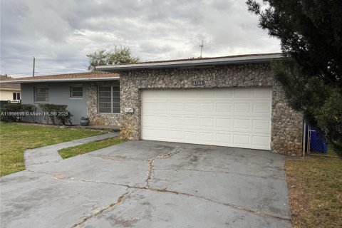 Снять в аренду виллу или дом в Холливуд, Флорида 3 спальни, 183.2м2, № 1963584 - фото 3