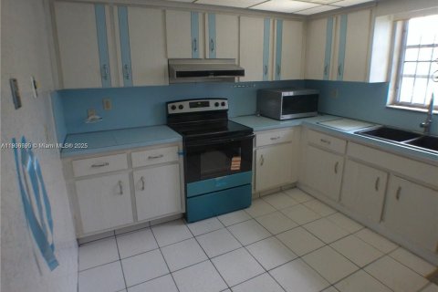 Снять в аренду виллу или дом в Холливуд, Флорида 3 спальни, 183.2м2, № 1963584 - фото 17