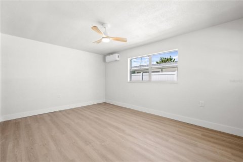 Commercial property in Madeira Beach, Florida 6 bedrooms, 146.04 sq.m. № 2099266 - photo 8